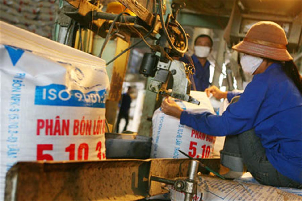 Phân bón 'đội' giá mạnh