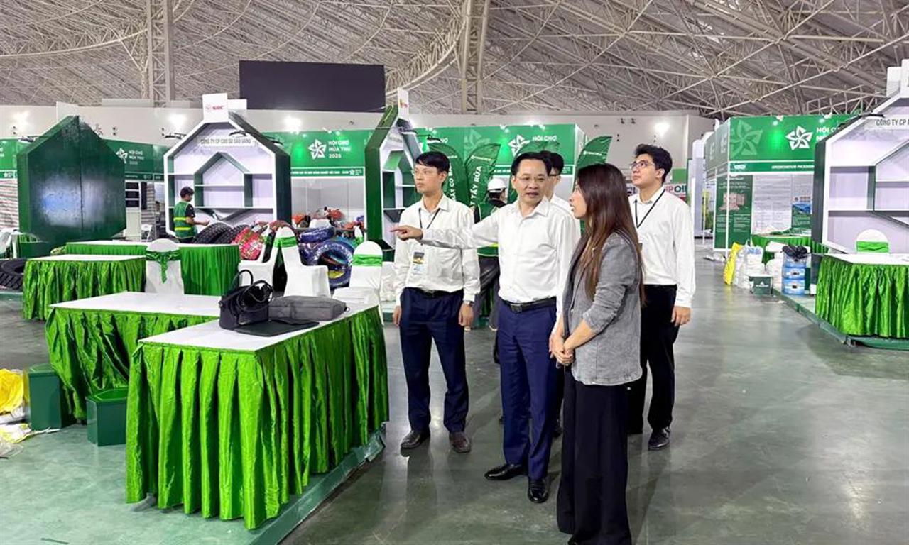 Tổng Giám đốc Tập đoàn Hóa chất Việt Nam kiểm tra gian hàng Vinachem tại Hội chợ Mùa Thu 2025