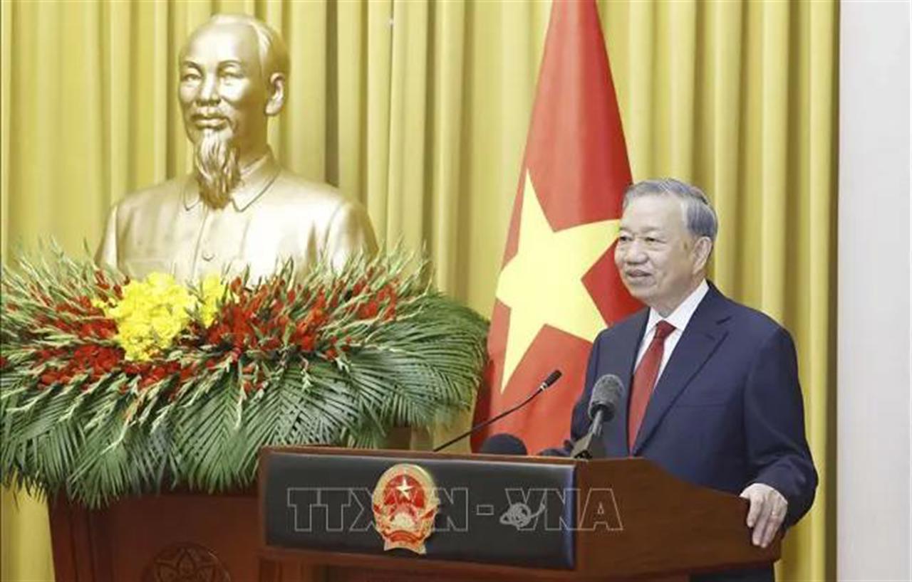 Ánh sáng Hồ Chí Minh soi đường cho chúng ta đi