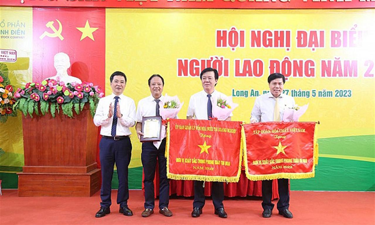 Người lao động Công ty CP Phân bón Bình Điền đoàn kết nỗ lực vượt qua khó khăn thử thách