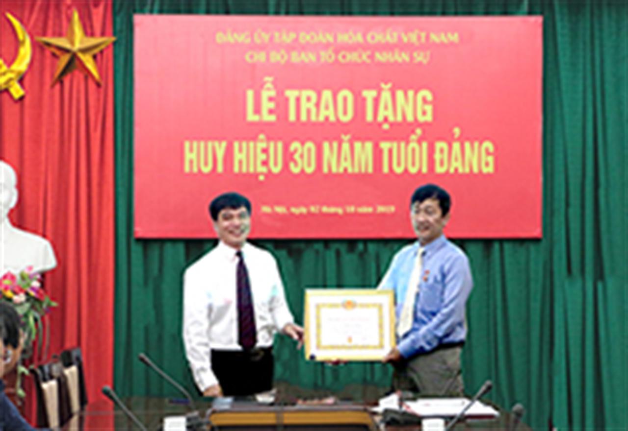 Lễ trao tặng Huy hiệu 30 năm tuổi Đảng cho đồng chí Phạm Văn Chương - Chi bộ Ban Tổ chức Nhân sự