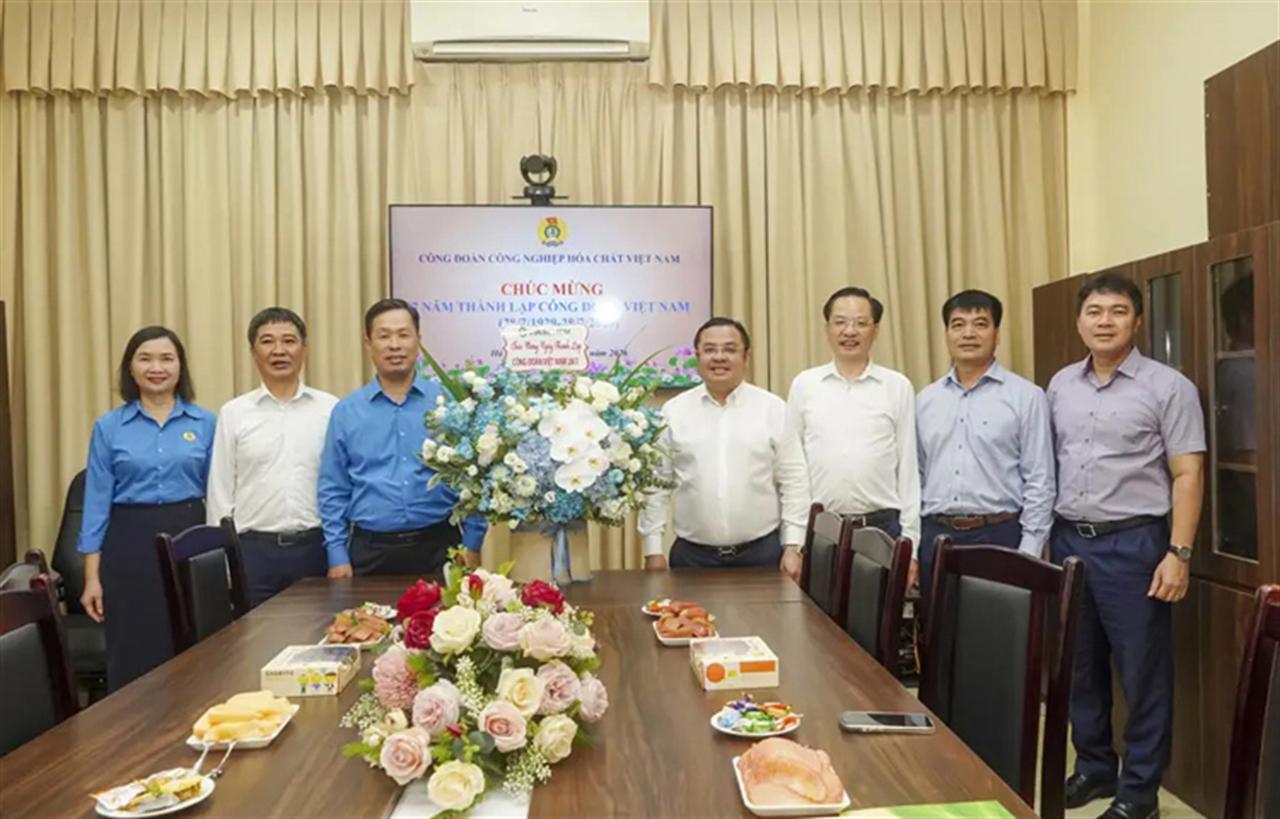 Vinachem Leadership Congratulates Vietnam National Chemical Industry Trade Union on the 97th Anniversary of Vietnam Trade Union Day