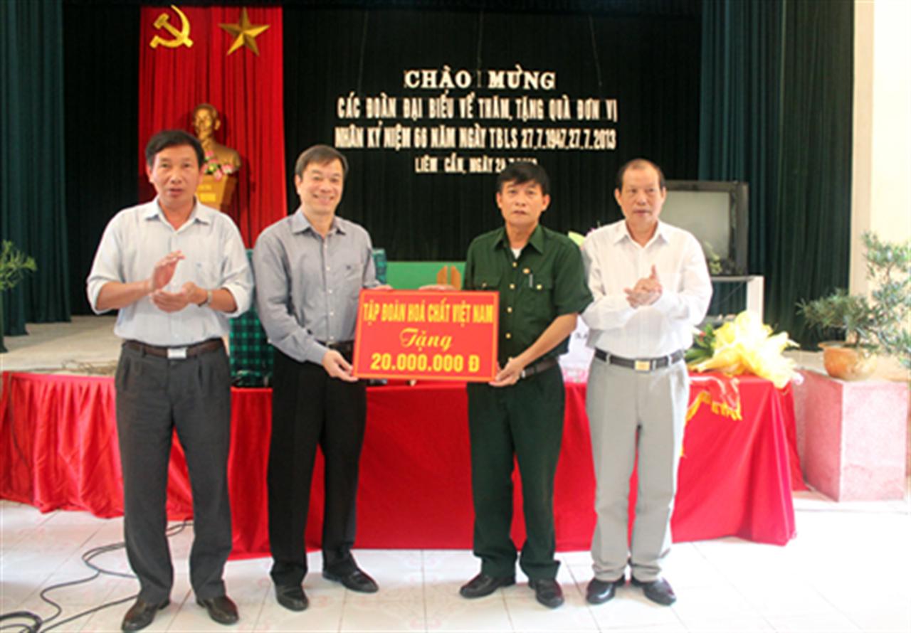 CĐ CNHC VN thăm, tặng quà Trung tâm Điều dưỡng thương binh nặng Liêm Cần, Hà Nam