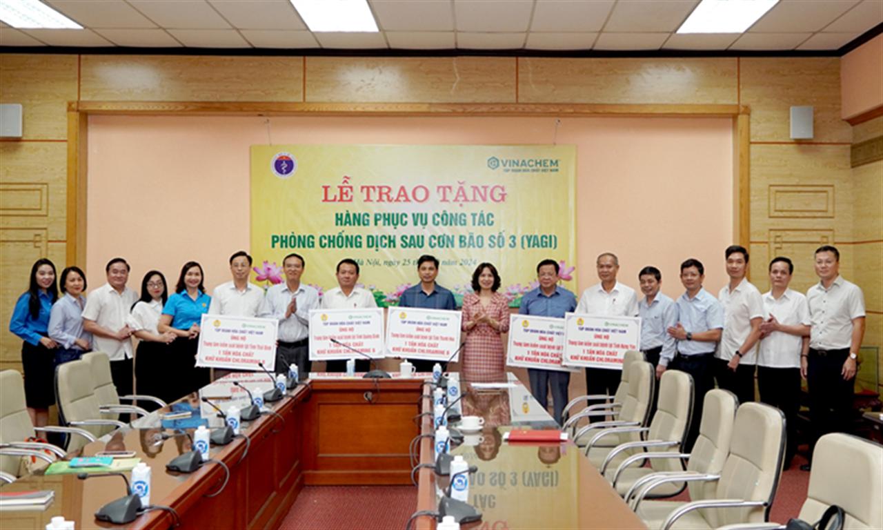 Tập đoàn Hóa chất Việt Nam trao 5 tấn Chloramine B cho Bộ Y tế khắc phục hậu quả mưa lũ