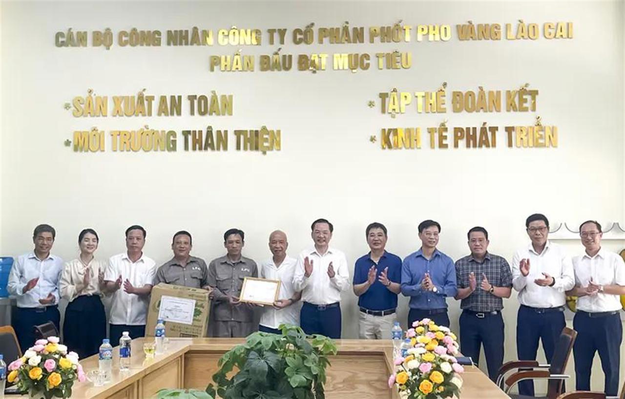 Tổng giám đốc Nguyễn Hữu Tú thăm, động viên người lao động tại Khai trường 19 và nhà máy Phốt pho vàng