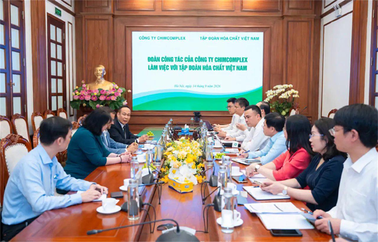 Vinachem Holds Talks with Chimcomplex to Explore Investment and Trade Opportunities between Vietnam and Romania
