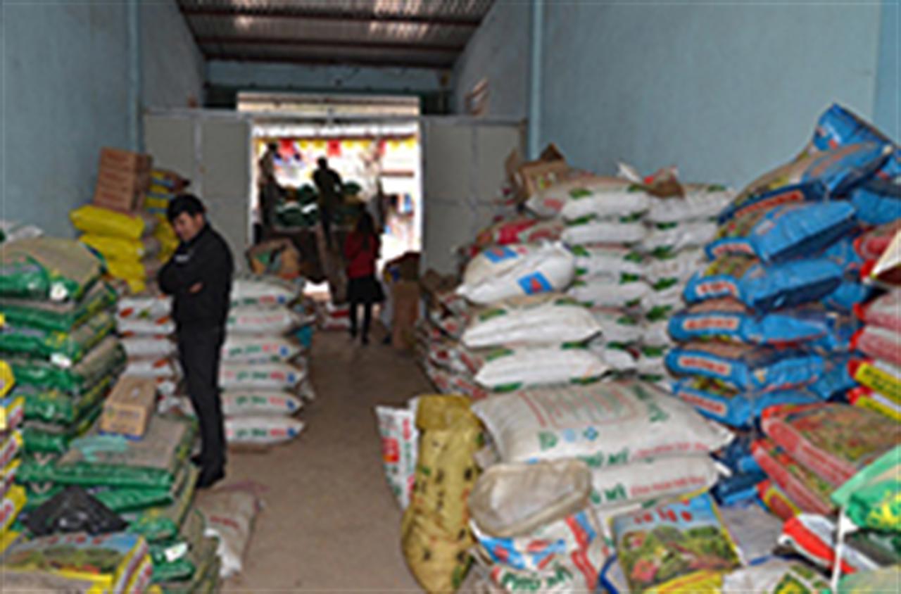 Nhập nhằng bán phân bón Lâm Thao dạng 'bia kèm lạc'