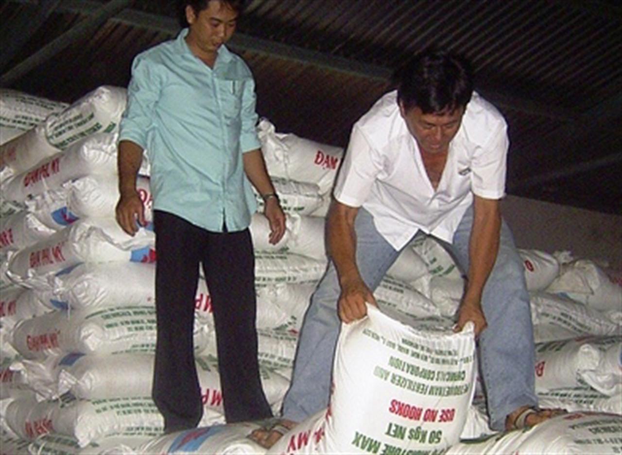 Giá phân bón tăng đột biến, nông dân lo lắng