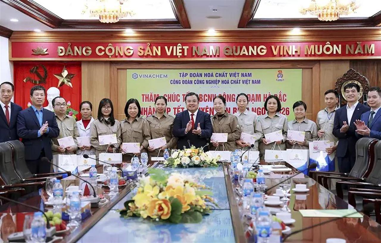 Lãnh đạo Tập đoàn Hoá chất Việt Nam thăm, chúc Tết người lao động Công ty CP Phân đạm và Hóa chất Hà Bắc