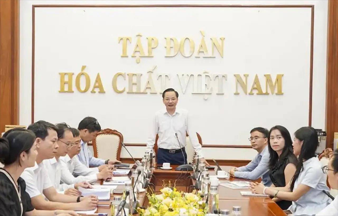Vinachem General Director Works with Task Force for Pharmaceutical Chemical and Pharmaceutical Production Development