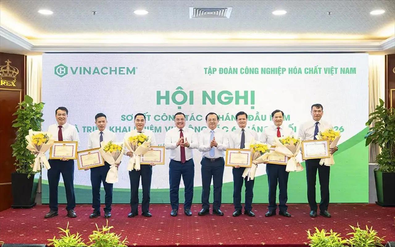 Ministry of Finance Commends 13 Outstanding Vinachem Collectives and Individuals for 2025 Achievements