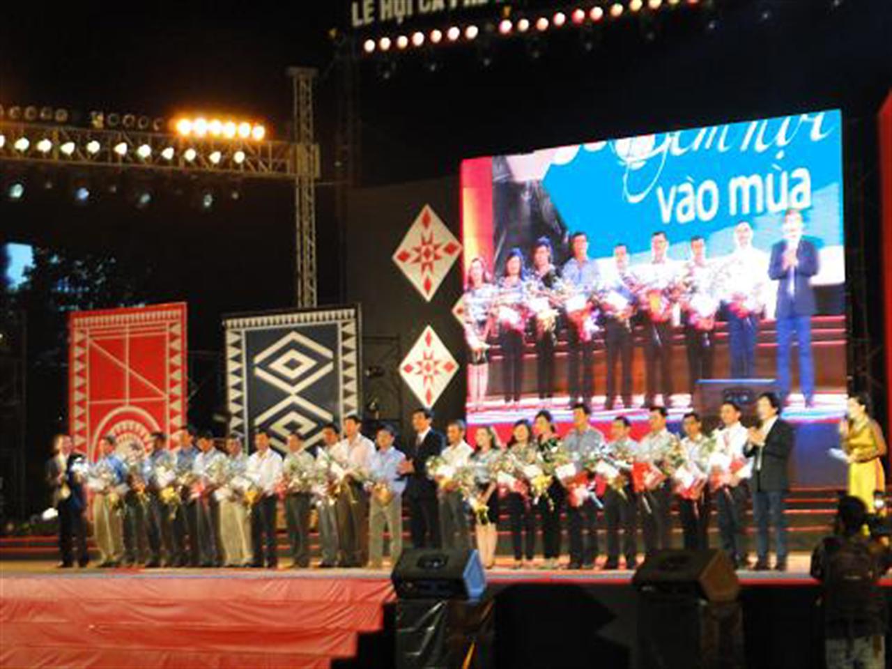 “Đêm hội vào mùa” – Đêm cầu mong một năm mưa thuận gió hòa, một mùa cà phê thắng lợi cho bà con nông dân