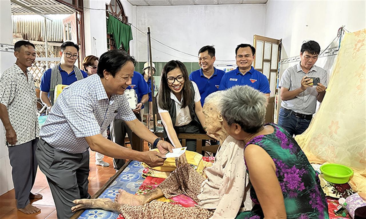 Đoàn công tác Bình Điền và VTC thăm và tặng quà cho mẹ VNAH huyện Tân Thạnh tỉnh Long An nhân ngày 27/7/2023
