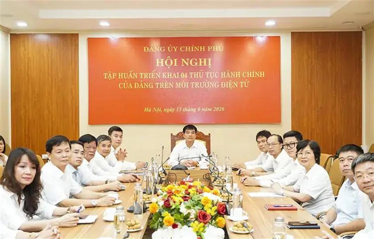 Vinachem Party Committee Participates in Training Conference on Implementing Four Party Administrative Procedures in the Digital Environment