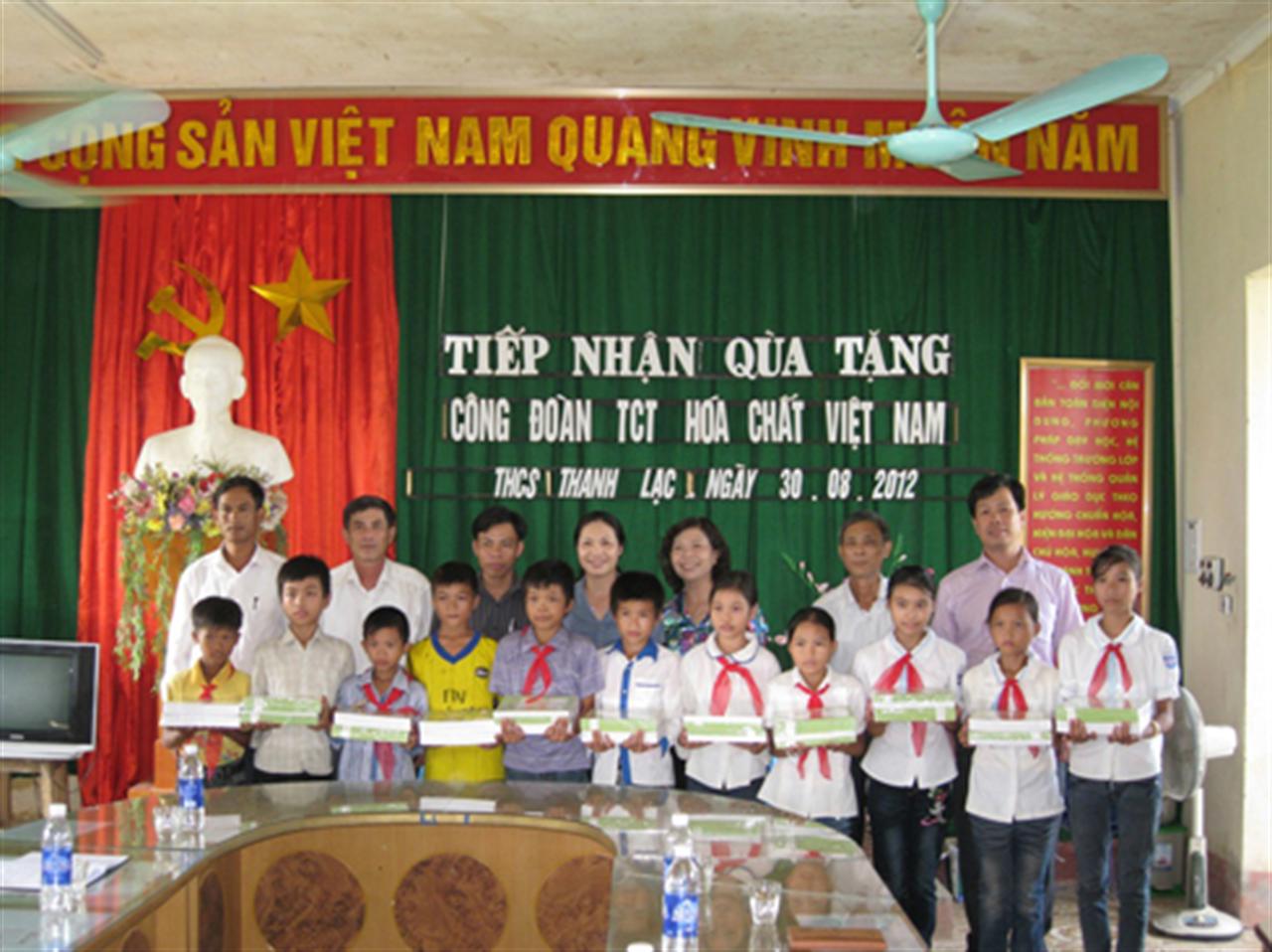 CĐ CNHC VN tặng vở viết cho học sinh nghèo tỉnh Ninh Bình