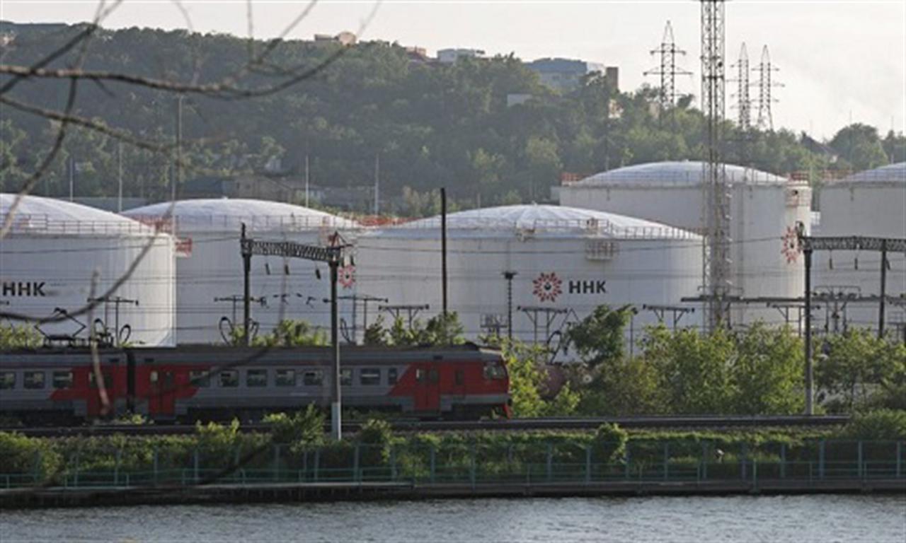 Russian gas flows to Europe fall further amid diplomatic tussle