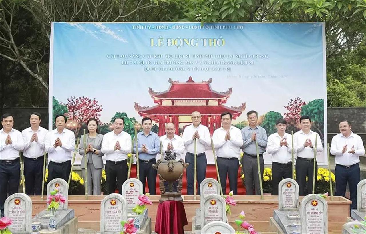 Đồng chí Phùng Quang Hiệp tham dự Lễ dâng hương các anh hùng liệt sĩ và động thổ cải tạo, nâng cấp khu mộ liệt sĩ tỉnh Phú Thọ tại Quảng Trị