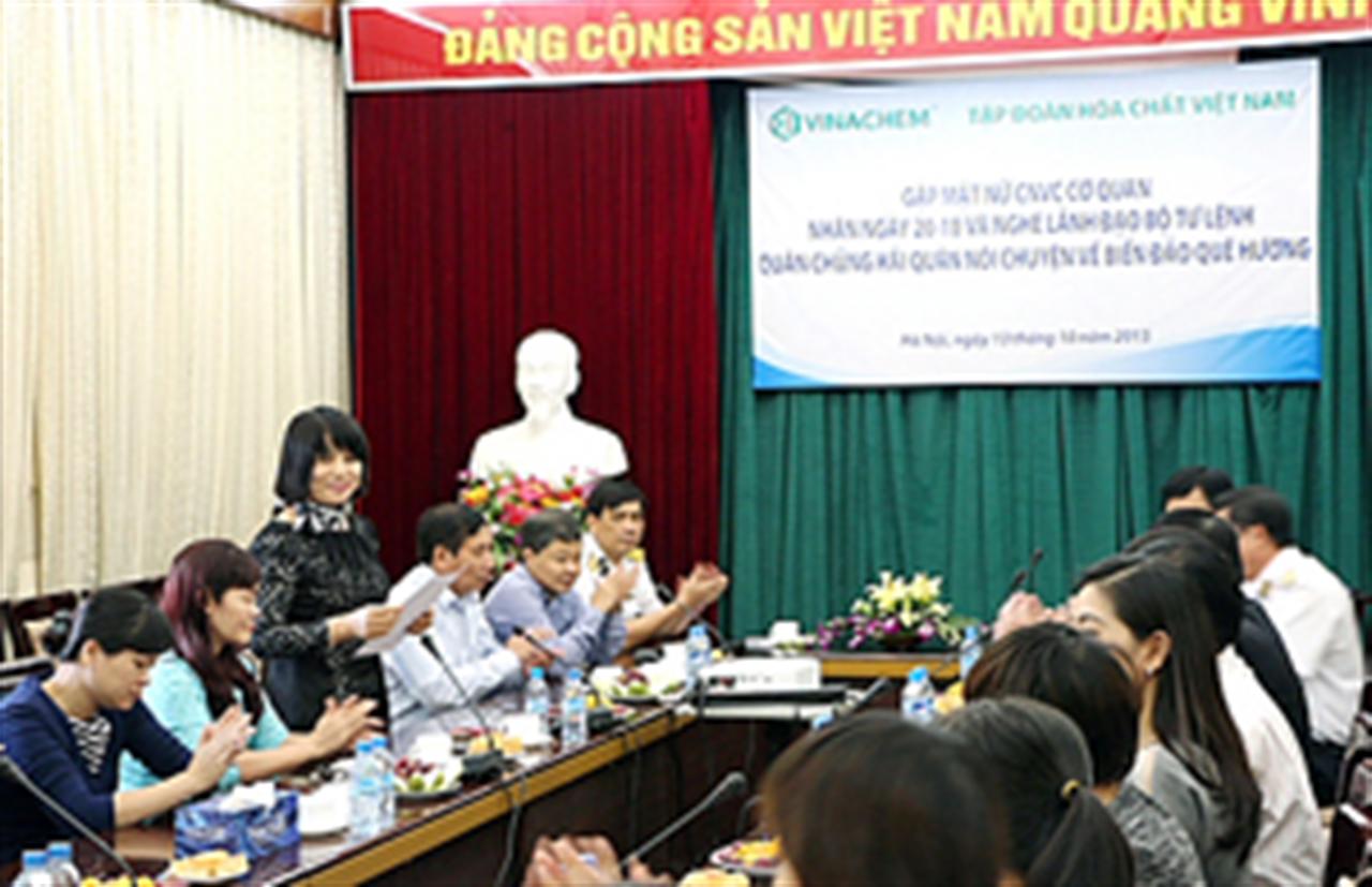 Gặp mặt nữ CNVC cơ quan nhân ngày 20/10 và nghe nói chuyện về biển đảo quê hương