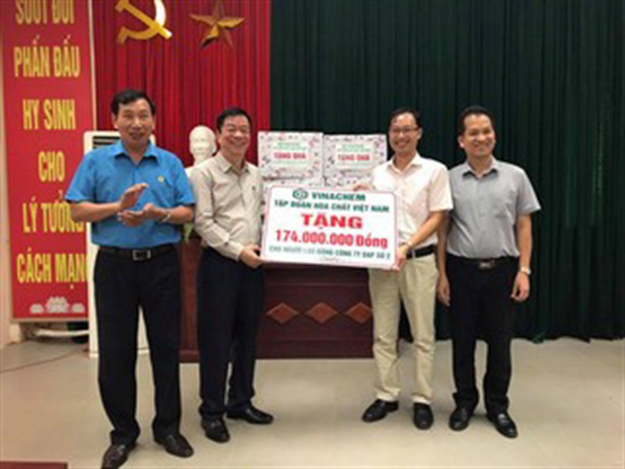 Thăm và tặng quà động viên công nhân lao động CTCP DAP Vinachem số 2