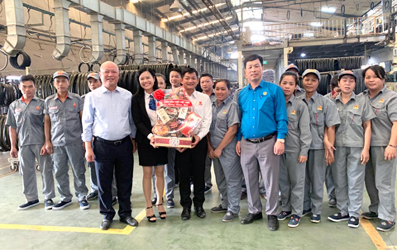 Đồng chí Bí thư Đảng ủy, Chủ tịch HĐTV thăm, chúc Tết, tặng quà Người lao động