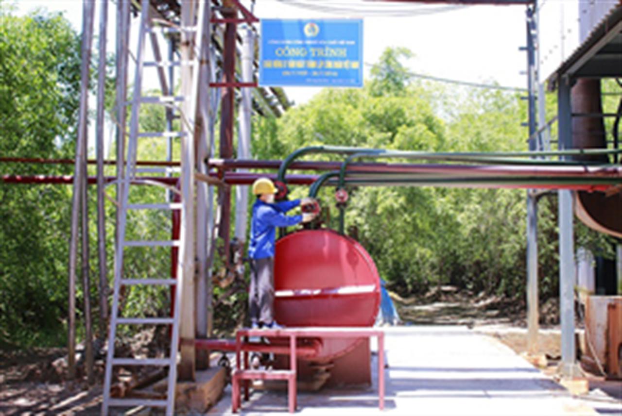 CĐ Công nghiệp Hóa chất VN: Gắn biển công trình chào mừng 87 năm thành lập Công đoàn Việt Nam