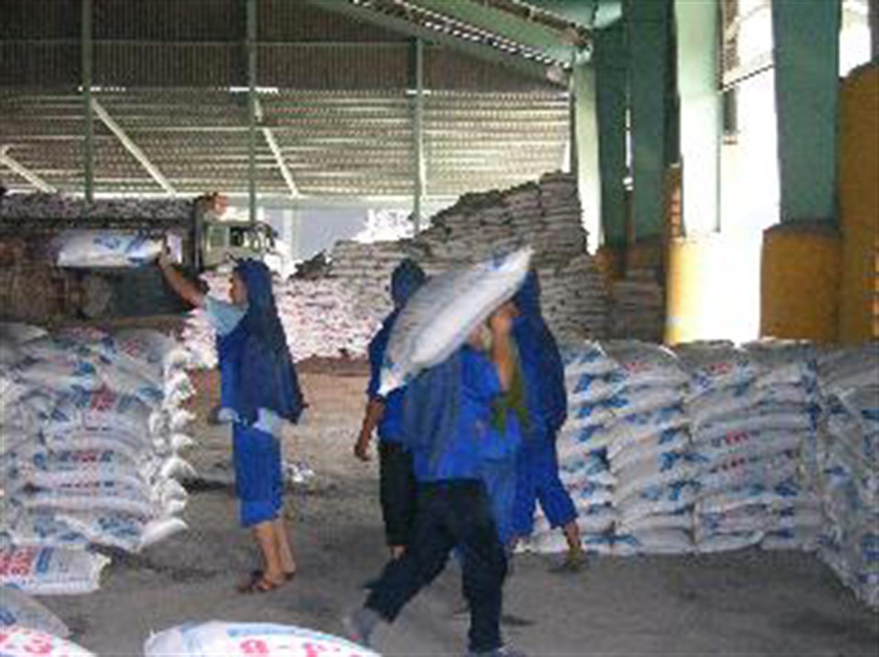 Ưu tiên ngoại tệ NK phân bón: Bộ Công thương nói có, Ngân hàng Nhà nước nói không