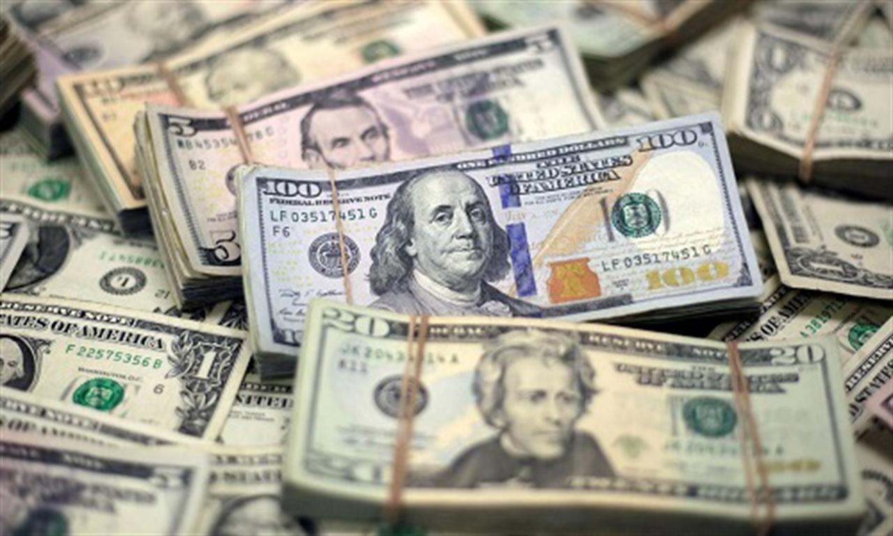 US dollar at commercial banks surges to VND24,200 per dollar