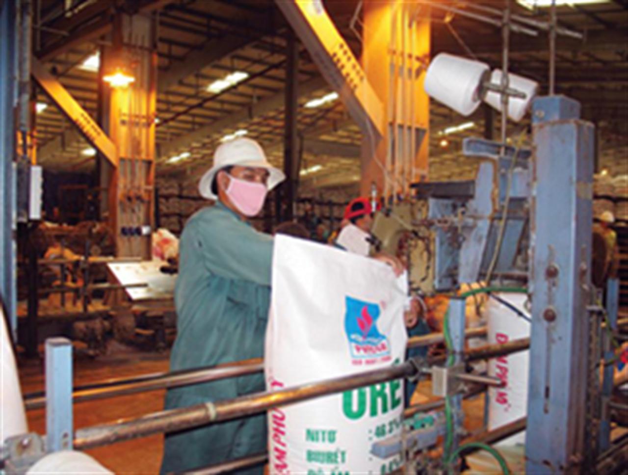 Sản xuất phân bón hồi hộp chờ quyết định về thuế VAT