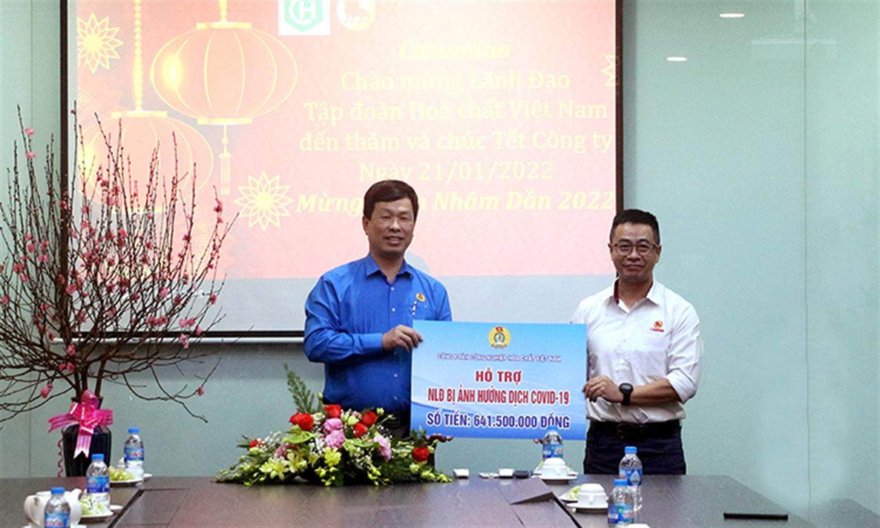 Người lao động nhận hỗ trợ từ Công đoàn: Thủ tục thật đơn giản!