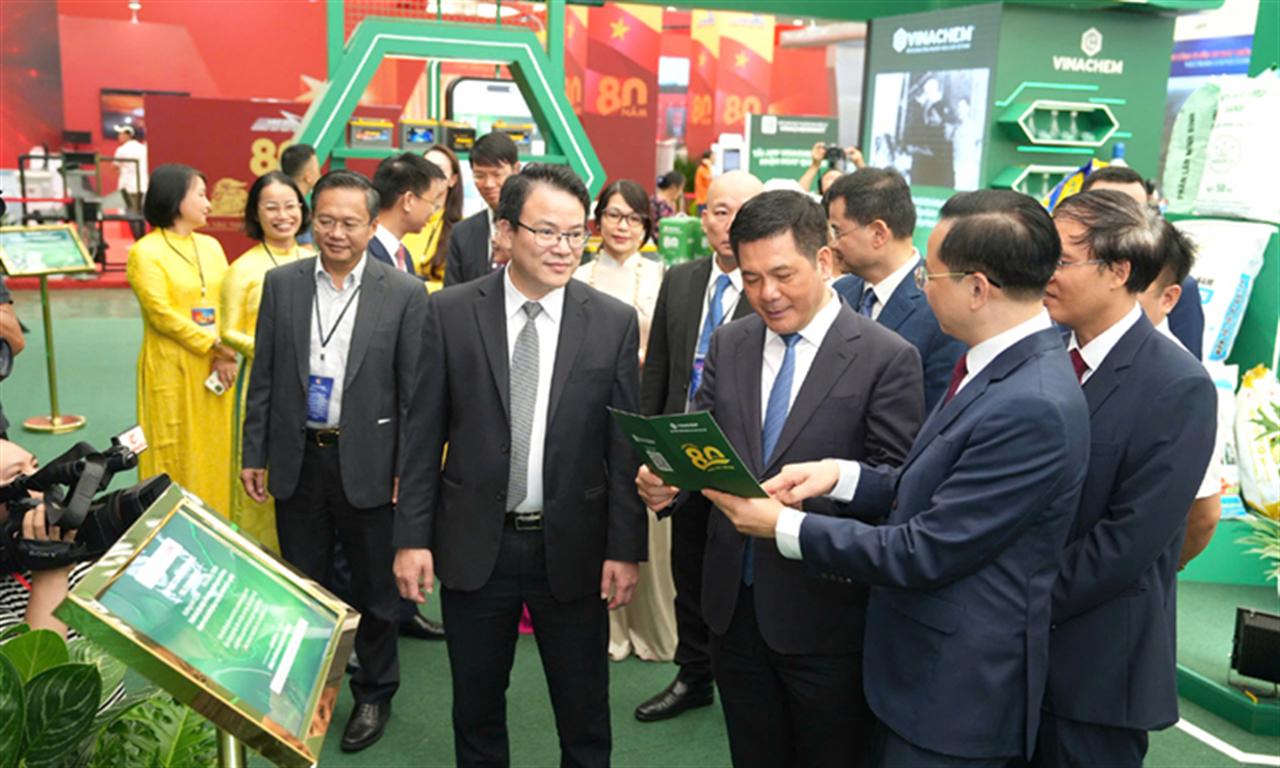 Khai mạc triển lãm 80 năm: Gian hàng Vinachem – Dấu ấn một hành trình thu hút khách