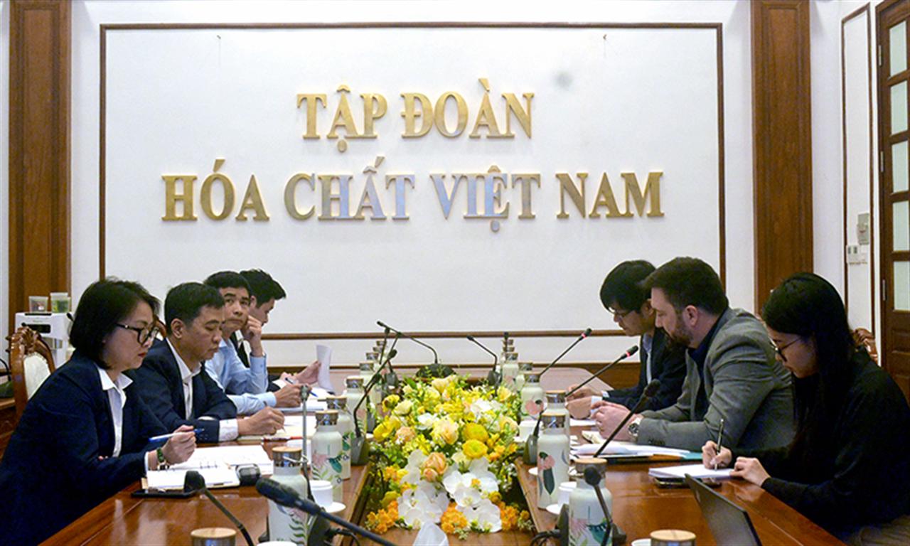 Phó Tổng giám đốc Lê Hoàng tiếp Tổng thư ký Hiệp hội Brôm Quốc tế Michael Hack