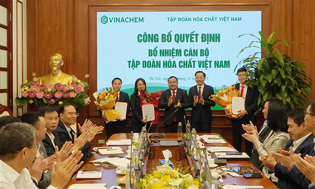 Vinachem công bố các quyết định bổ nhiệm cán bộ