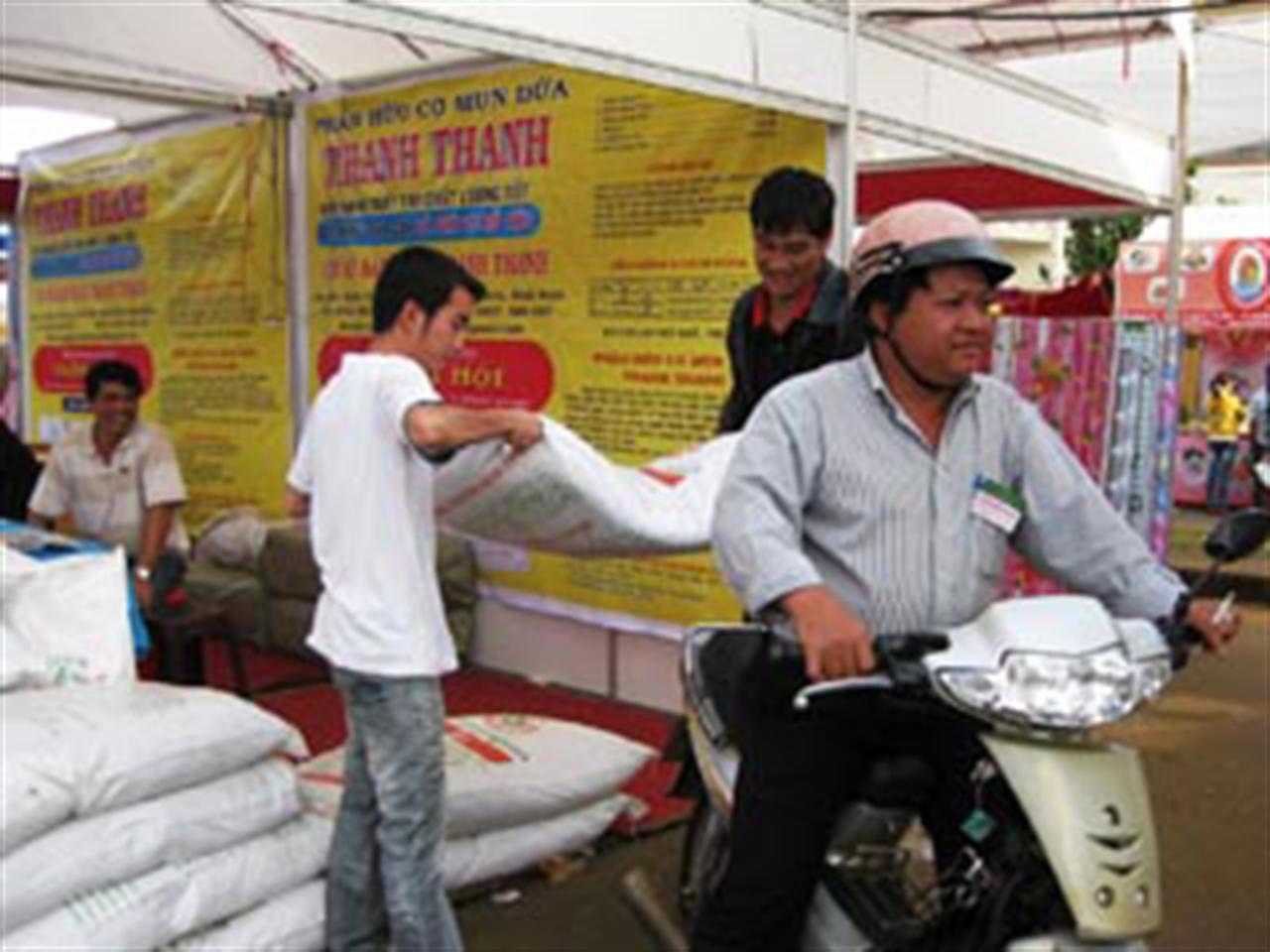 Khổ với giá phân bón