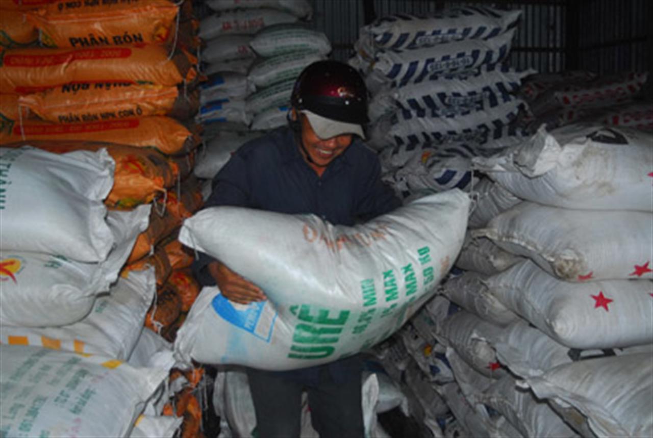 Đủ hàng, giá phân bón vẫn cao