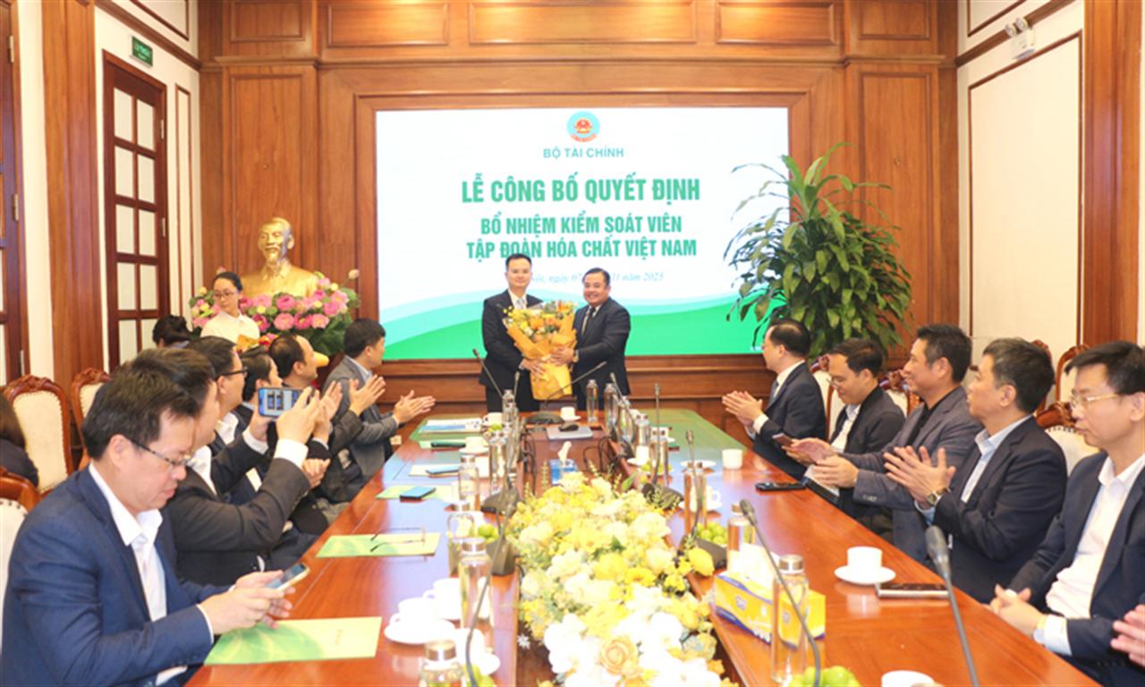 TRAO QUYẾT ĐỊNH BỔ NHIỆM KIỂM SOÁT VIÊN TẠI TẬP ĐOÀN HÓA CHẤT VIỆT NAM