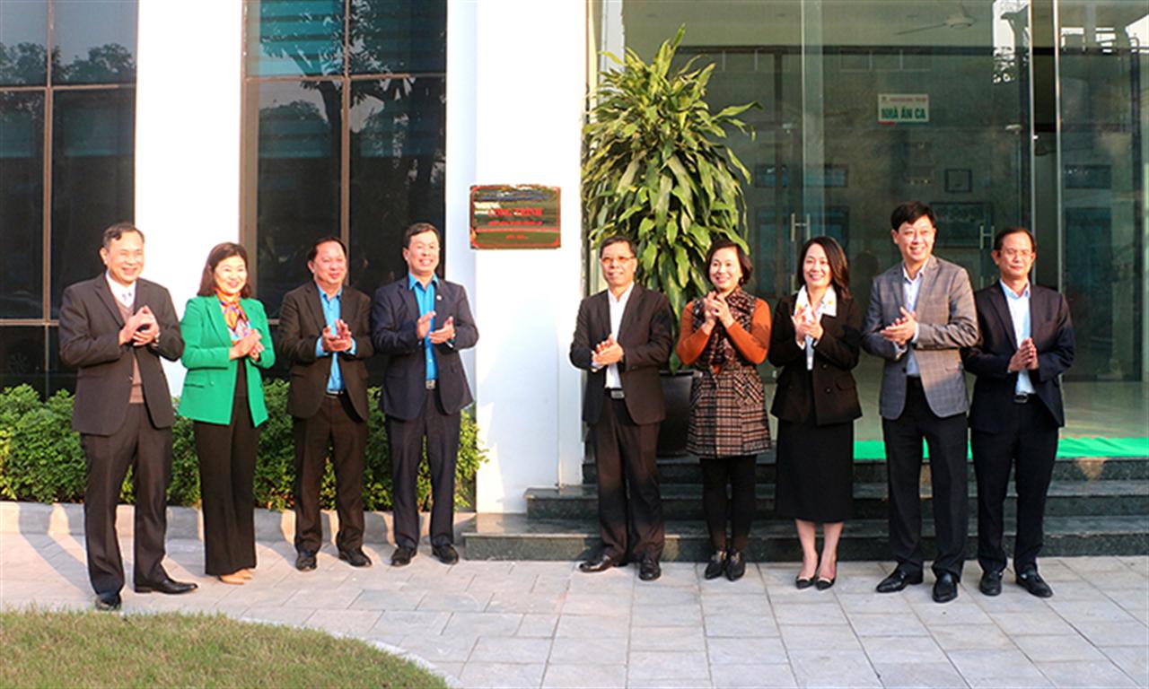 Gắn biển công trình chào mừng Đại hội Công đoàn Công nghiệp Hóa chất Việt Nam lần thứ XI và Kỷ niệm 50 năm ngày thành lập