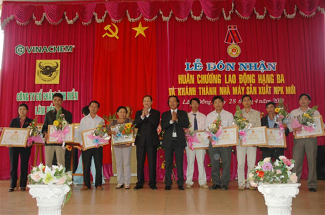 Tập thể CBCNV Công ty Cổ phần Bình Điền Lâm Đồng đón nhận Huân chương lao động hạng ba