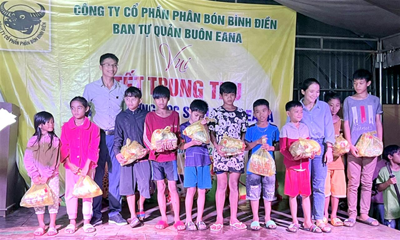 Công ty CP Phân bón Bình Điền mang trung thu đến với các em nhỏ có hoàn cảnh khó khăn