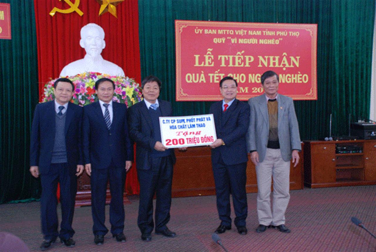 LAFCHEMCO tặng 200 triệu đồng quà Tết cho người nghèo tỉnh Phú Thọ.