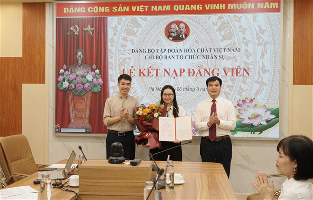 Chi bộ Ban Tổ chức Nhân sự kết nạp đảng viên mới