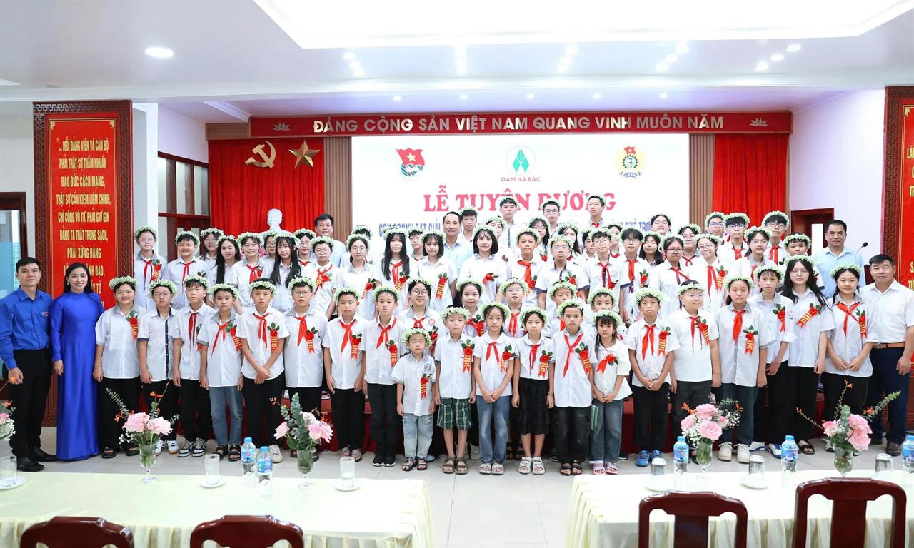 Đạm Hà Bắc tuyên dương, khen thưởng con CBCNV đạt thành tích năm học 2024 - 2025