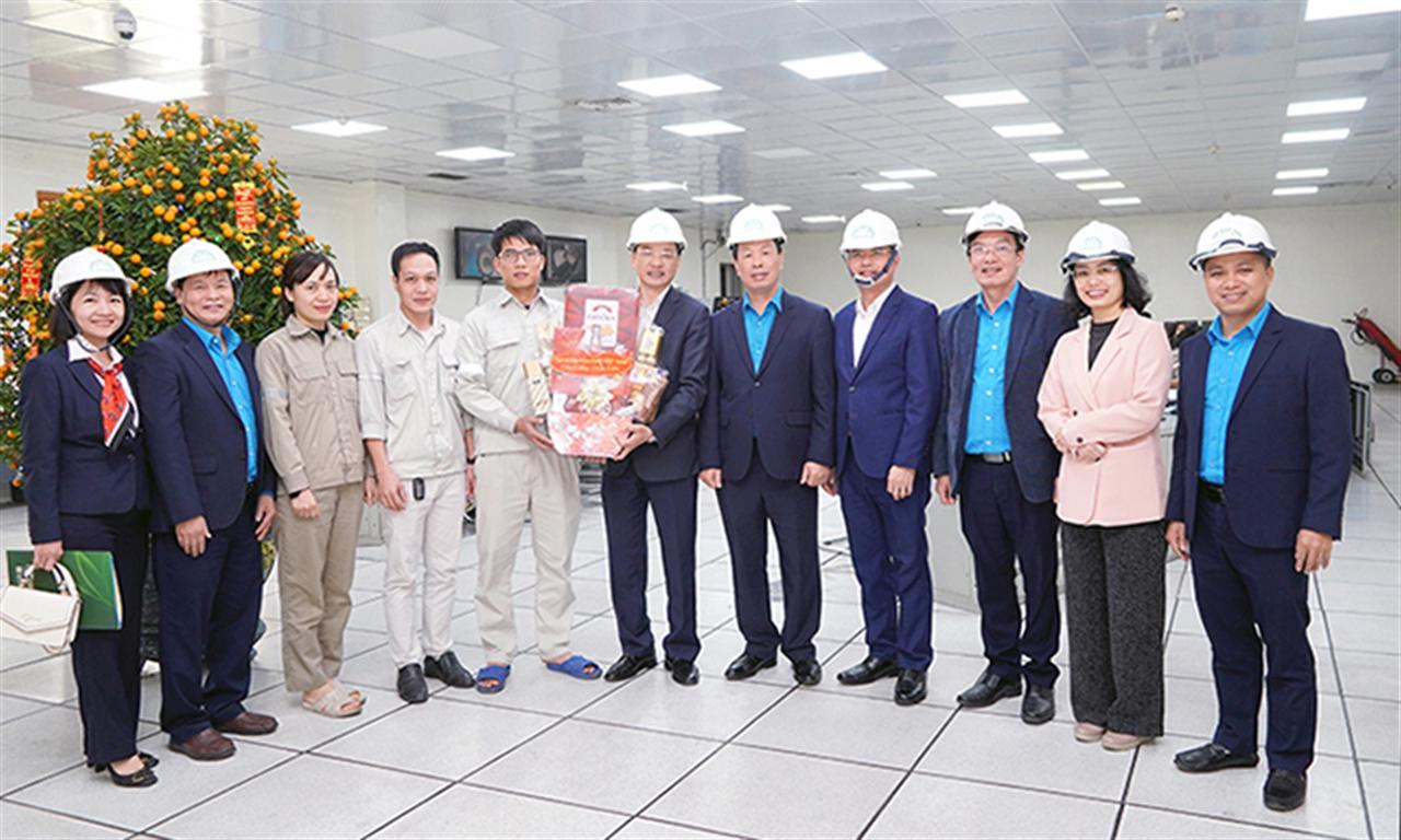 Đồng chí Tổng giám đốc Tập đoàn Hóa chất Việt Nam thăm, tặng quà Tết cho Người lao động nhân dịp đón Xuân Ất Tỵ