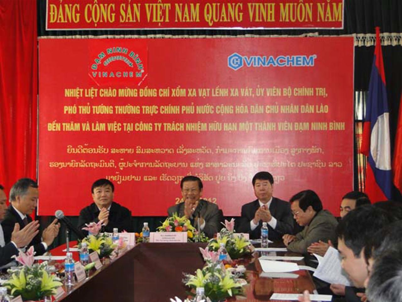 Phó thủ tướng nước Cộng hòa DCND Lào thăm và làm việc tại Công ty TNHH MTV Đạm Ninh Bình