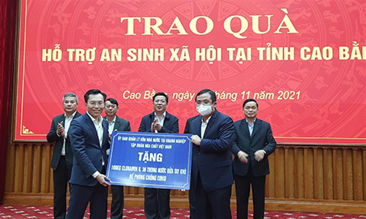 Lãnh đạo UBQLV Nhà nước tại DN và Lãnh đạo Tập đoàn đi thăm và tặng quà cho đồng bào tỉnh Cao Bằng