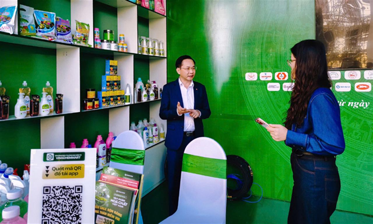 Tổng Giám đốc Tập đoàn kiểm tra công tác chuẩn bị gian hàng Vinachem tại “Ngày mua sắm trực tuyến Việt Nam – Online Friday 2025”