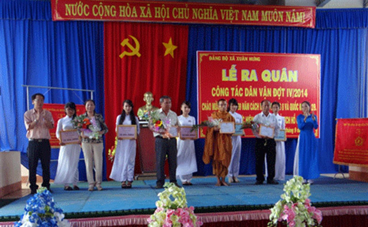 Nhà máy Super Phốt Phát Long Thành tặng quà cho gia đình chính sách xã Xuân Hưng