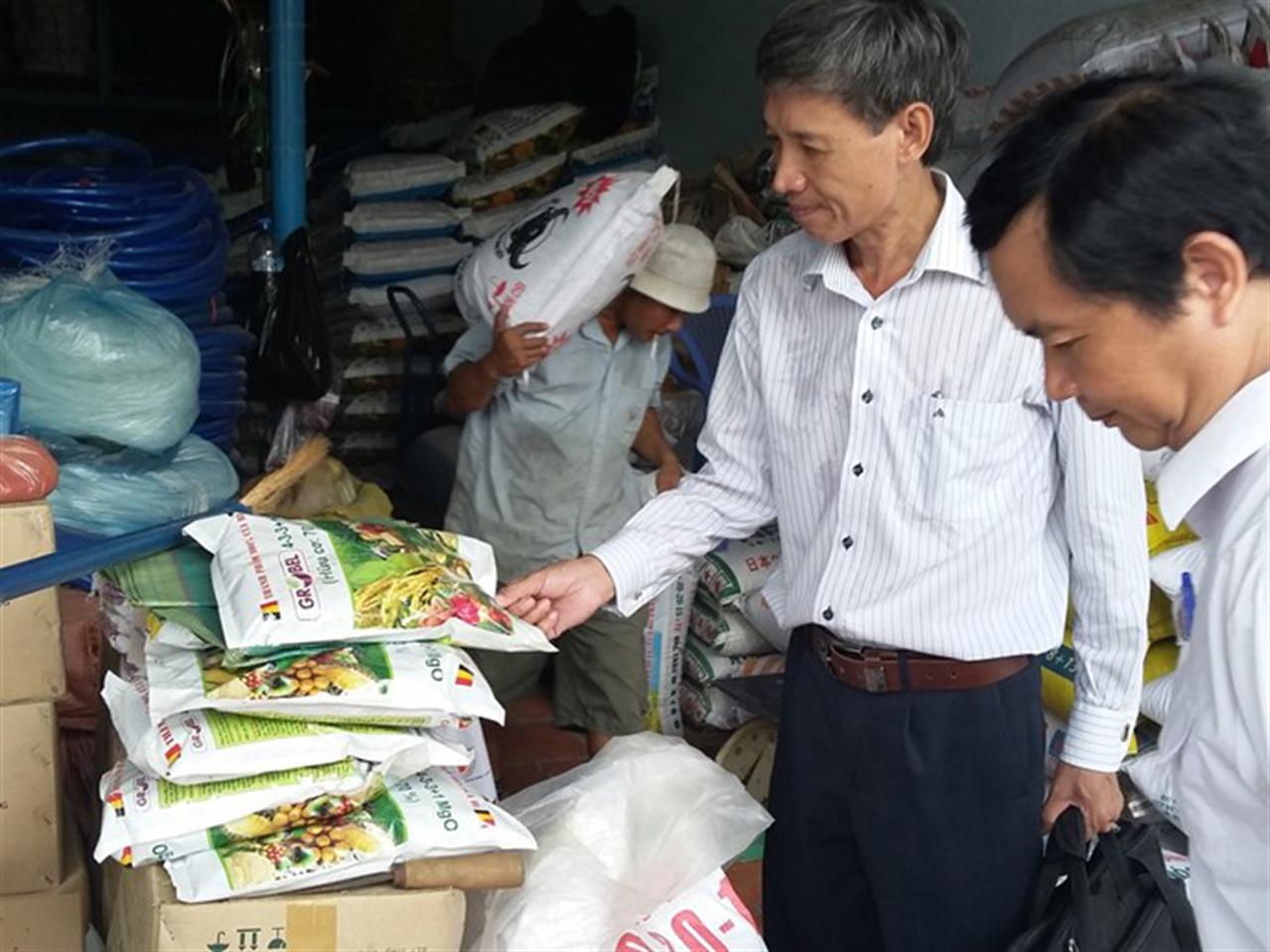 Phân bón ‘công nghệ cuốc xẻng’ làm loạn thị trường