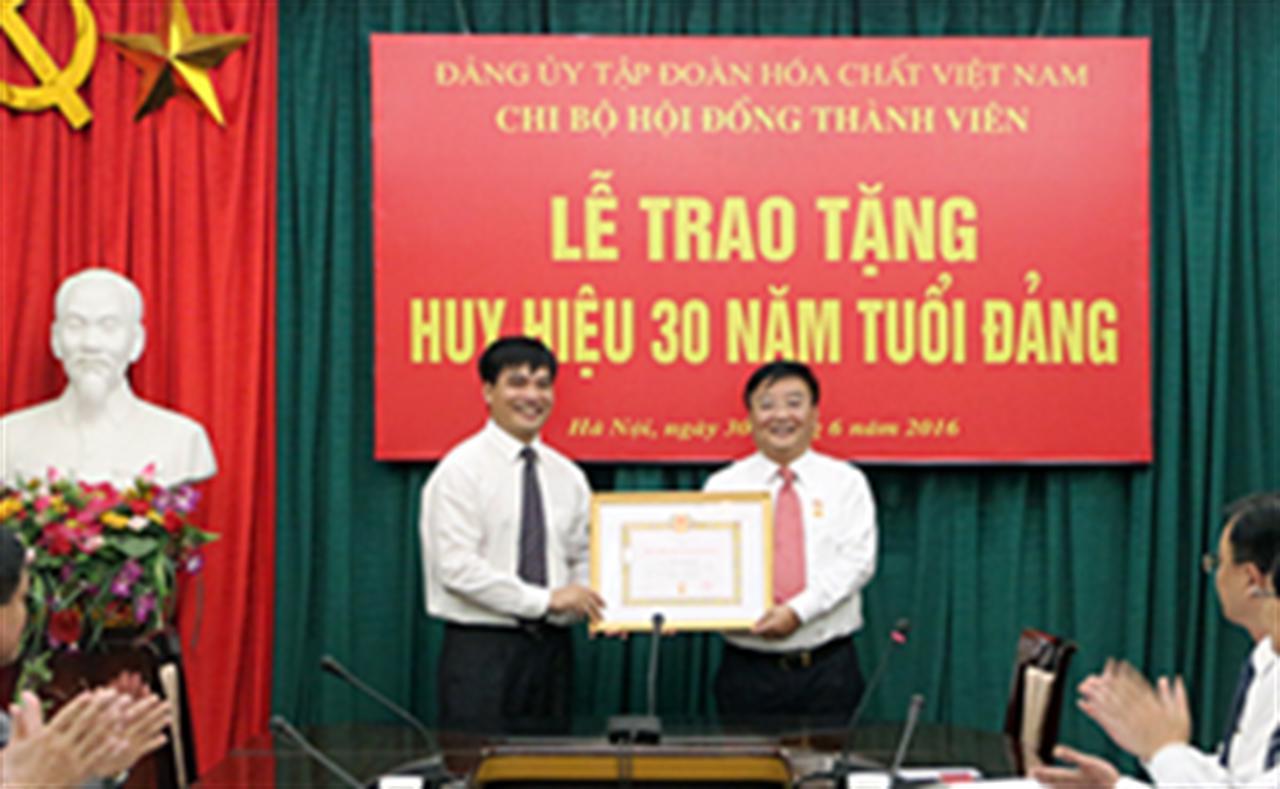 Lễ trao tặng Huy hiệu 30 năm tuổi Đảng cho đồng chí Nguyễn Anh Dũng, Bí thư Đảng ủy, Chủ tịch HĐTV Tập đoàn