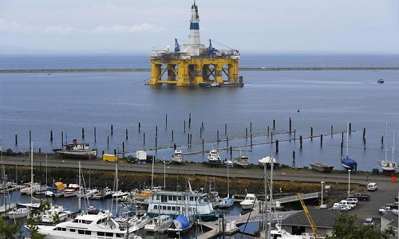 Oil creeps higher as dollar weakens, markets await central banks