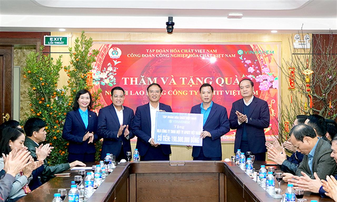 Đồng chí Nguyễn Tuấn Dũng, Phó Tổng giám đốc Tập đoàn thăm, tặng quà cho người lao động